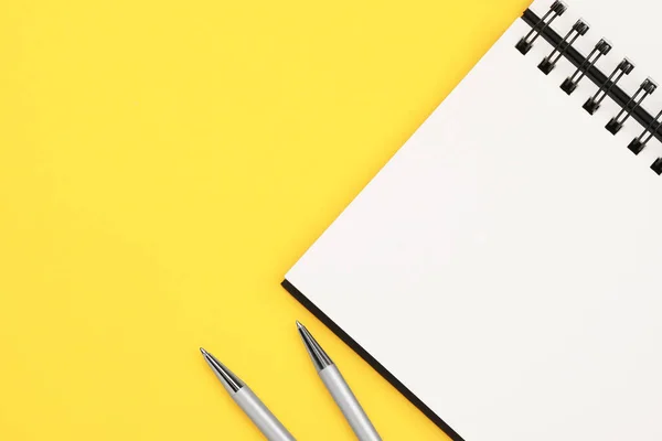 Σημειωματάριο Και Στυλό Κίτρινο Φόντο Επίπεδη Lay Χώρος Για Κείμενο — Φωτογραφία Αρχείου