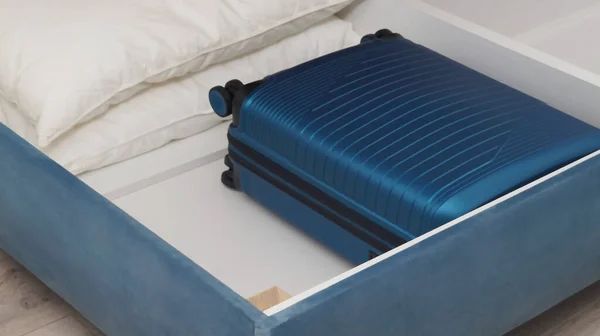 Ящик Кроватью Голубым Чемоданом Белыми Подушками Помещении Крупным Планом — стоковое фото