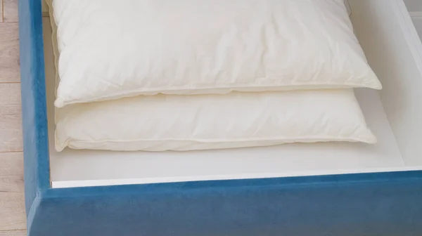 Schublade Unter Dem Bett Mit Weißen Kissen Drinnen Nahaufnahme — Stockfoto