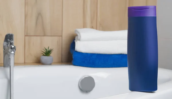 Purple Bottle Bubble Bath Towels Tub Indoors Space Text — Stock Photo, Image