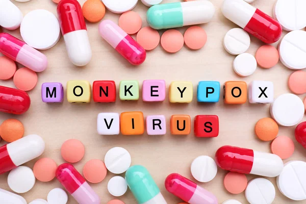 Λέξεις Monkeypox Virus Κατασκευασμένα Από Πολύχρωμους Κύβους Που Περιβάλλεται Από — Φωτογραφία Αρχείου