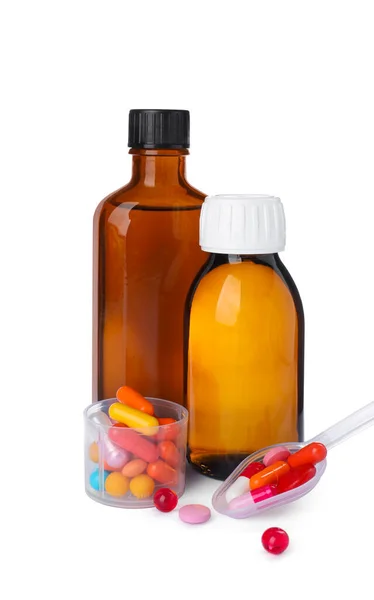 一盒瓶的糖浆 测量杯 塑料勺与药丸的白色背景 感冒药和感冒药 — 图库照片