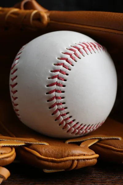 Kožená Baseballová Rukavice Kuličkou Dřevěném Stole Detailní Záběr — Stock fotografie