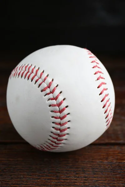 Μπάλα Του Μπέιζμπολ Ξύλινο Τραπέζι Κοντινό Πλάνο Αθλητικός Εξοπλισμός — Φωτογραφία Αρχείου