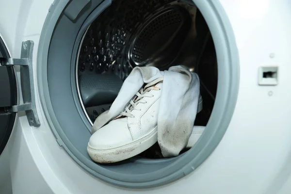 Sneakers Med Smutsiga Strumpor Tvättmaskin Närbild — Stockfoto