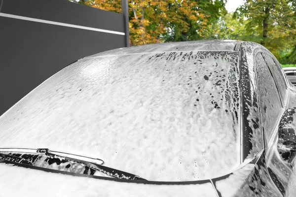 Auto Αφρό Καθαρισμού Στο Πλυντήριο Αυτοκινήτων Closeup — Φωτογραφία Αρχείου