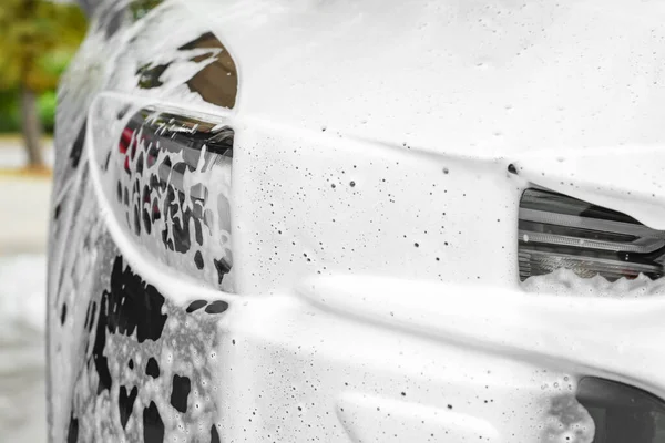 Auto Mit Reinigungsschaum Der Waschanlage Nahaufnahme — Stockfoto