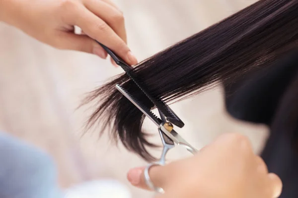 美容室で女性の髪を切断するプロの美容師 クローズアップ — ストック写真