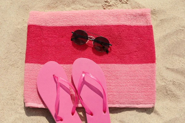 Plážový Ručník Pantoflemi Slunečními Brýlemi Písku Plochý Ležel — Stock fotografie