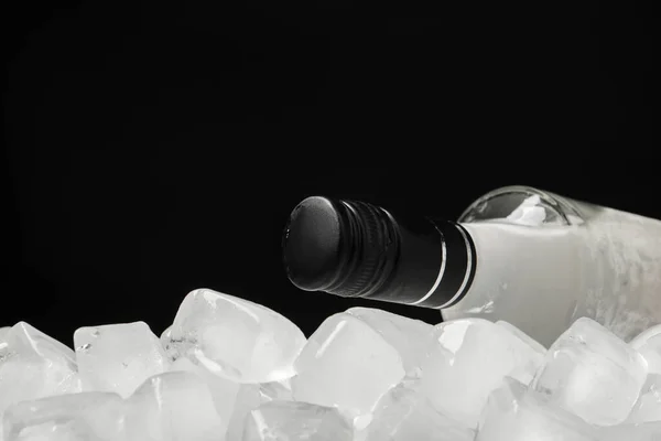 一壶伏特加酒和冰块放在黑色的背景上 案文的篇幅 — 图库照片