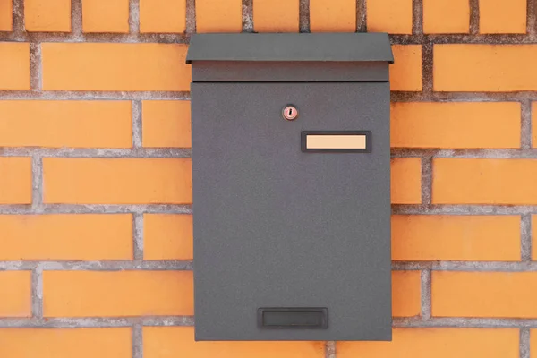 红砖墙上的黑金属信箱 — 图库照片
