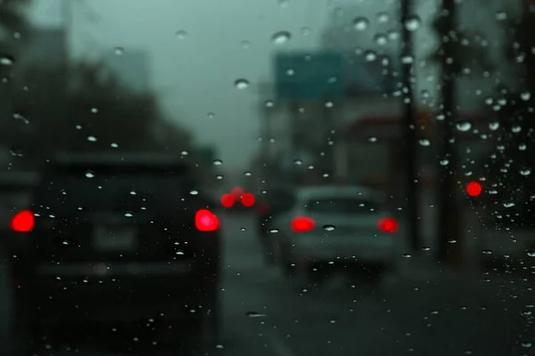 雨天路上 透过车窗看水滴 — 图库照片