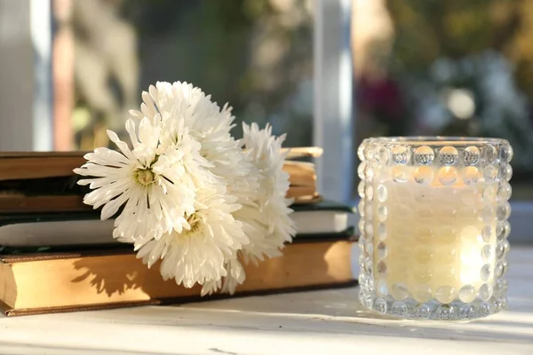 Βιβλίο Όμορφα Χρυσάνθεμα Λουλούδια Σελιδοδείκτη Και Κερί Λευκό Τραπέζι — Φωτογραφία Αρχείου
