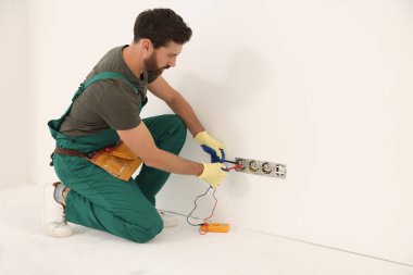 Kapalı voltaj kontrol Sınayıcısı ile profesyonel elektrikçi