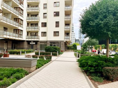 Güzel binası ve kaldırımı olan şehir caddesi.
