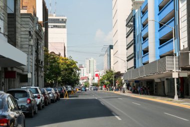 Modern binalarla şehir caddesinin güzel manzarası