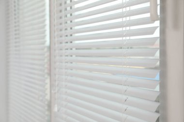 Odada yatay panjurları olan şık bir pencere, yakın plan