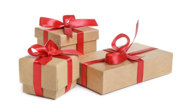 Noel hediyesi. Beyaz arkaplanda birçok Kraft hediye kutusu