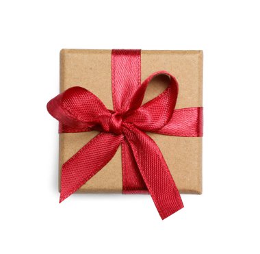 Kraft kutusunda Noel hediyesi. Kırmızı kurdele beyaza izole edilmiş. Üst manzara.