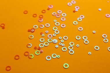 Soluk turuncu arka planda parlak bir parıltı