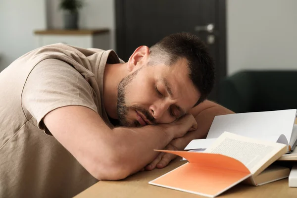 Hombre Cansado Durmiendo Entre Libros Mesa Madera Interior — Foto de Stock