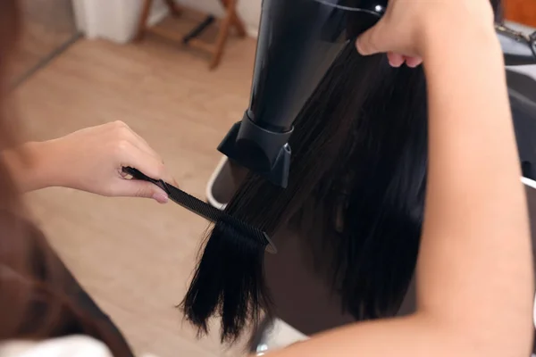 Fryzjer Suszenie Włosów Kobiety Salonie Piękności Zbliżenie — Zdjęcie stockowe