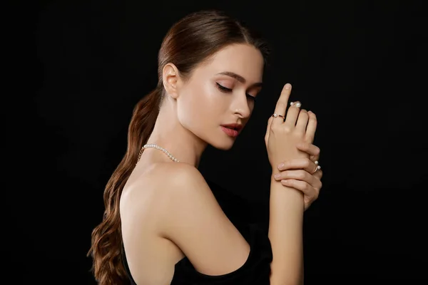 Jonge Vrouw Dragen Elegante Parel Sieraden Zwarte Achtergrond — Stockfoto