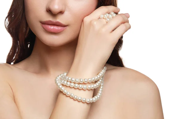 Jeune Femme Avec Élégant Collier Perles Sur Fond Blanc Gros — Photo