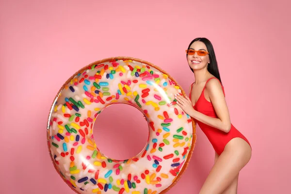 Young Woman Stylish Sunglasses Holding Inflatable Ring Pink Background — Stock Photo, Image