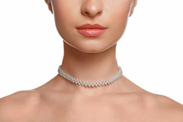 Giovane Donna Che Indossa Elegante Collana Perle Sfondo Bianco Primo — Foto Stock