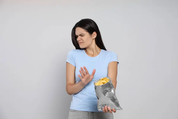 Gri Arka Planda Patates Cipsi Yemeyi Reddeden Güzel Bir Kadın — Stok fotoğraf