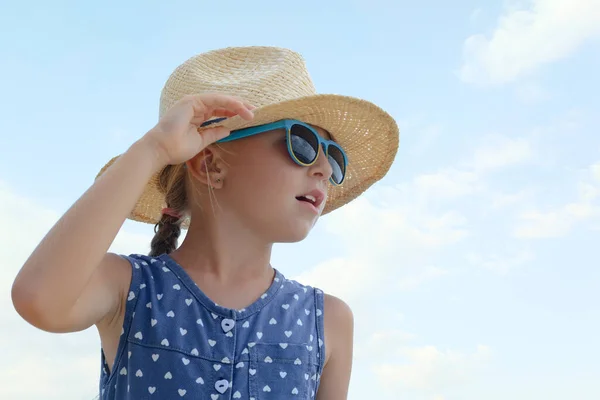 Menina Vestindo Óculos Sol Chapéu Praia Dia Ensolarado — Fotografia de Stock