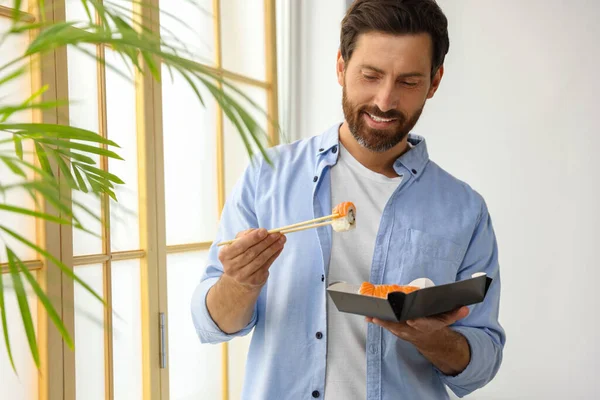 Hombre Feliz Comiendo Rollos Sushi Con Palillos Dentro — Foto de Stock