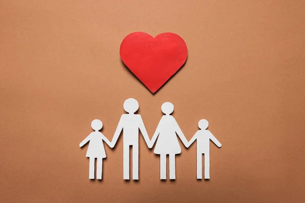 Familienfiguren Aus Papier Und Rotes Herz Auf Braunem Hintergrund Flach — Stockfoto