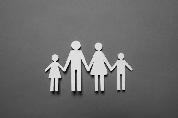 Familienfiguren Aus Papier Auf Grauem Hintergrund Draufsicht Versicherungskonzept — Stockfoto