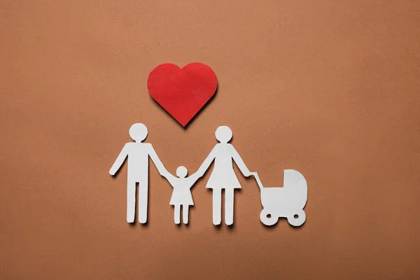 Kağıt Aile Figürleri Kahverengi Arka Planda Kırmızı Kalp Sigorta Konsepti — Stok fotoğraf