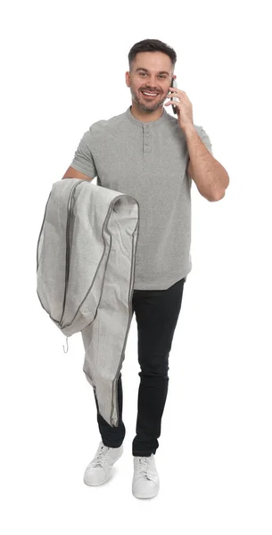 Mann Der Kleidungsstücke Mit Kleidung Bedeckt Hält Während Telefoniert Isoliert — Stockfoto