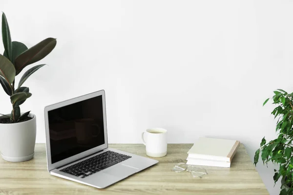 Local Trabalho Confortável Com Laptop Moderno Mesa Madeira Quarto Design — Fotografia de Stock