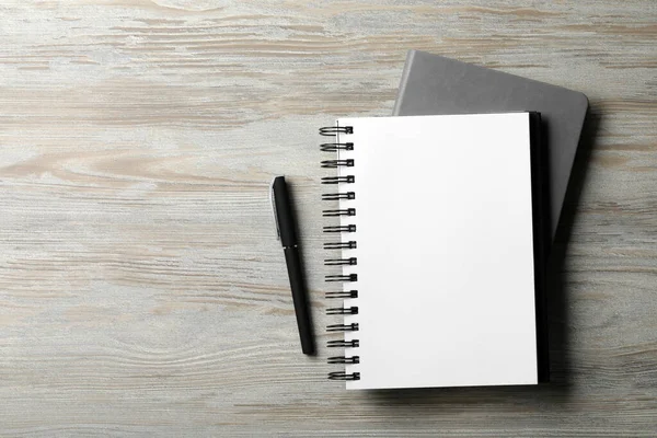 Κομψά Σημειωματάρια Και Στυλό Λευκό Ξύλινο Τραπέζι Επίπεδη Lay Χώρος — Φωτογραφία Αρχείου
