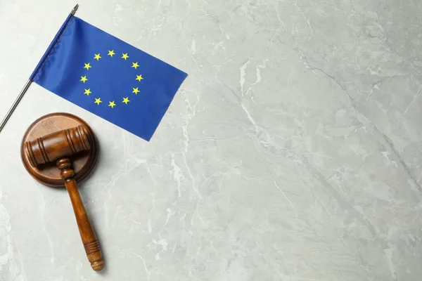 Rechter Hamer Vlag Van Europese Unie Lichtgrijze Marmeren Tafel Plat — Stockfoto