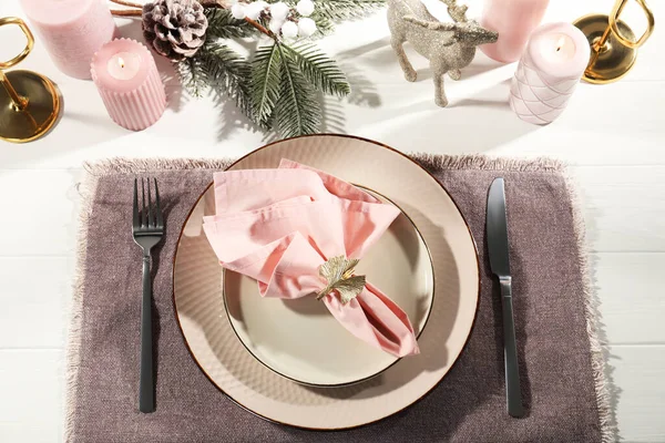 ピンクのファブリックナプキン 美しい装飾リングと白い木製の背景にお祝いの装飾とスタイリッシュなテーブル設定 フラットレイアウト — ストック写真
