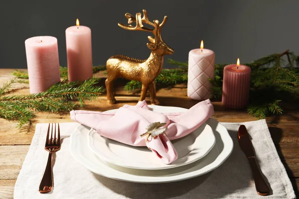Stilvolle Tischdekoration Mit Rosa Stoffserviette Schönem Dekorring Und Festlichem Dekor — Stockfoto