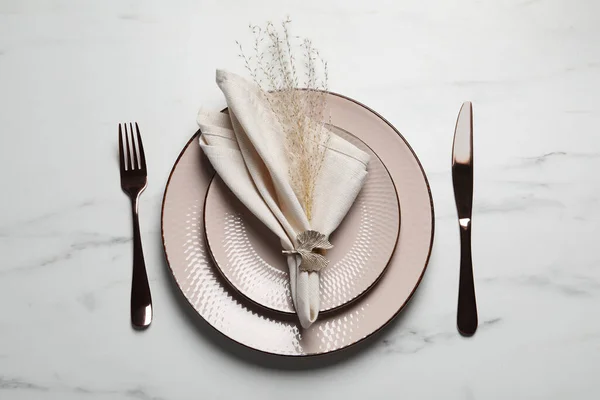 Πιάτα Υφασμάτινη Πετσέτα Διακοσμητικό Δαχτυλίδι Και Μαχαιροπήρουνα Λευκό Μαρμάρινο Τραπέζι — Φωτογραφία Αρχείου