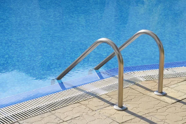 Outdoor Swimming Pool Ladder Handrails Sunny Day — Stock fotografie