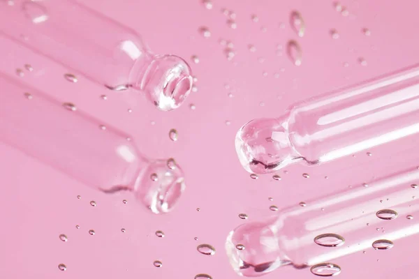 Csövek Szérum Közelében Cseppek Gyönyörű Tükörre Közelkép Rózsaszínben — Stock Fotó