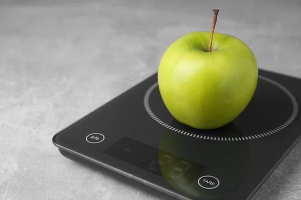 Digital Köksskala Med Moget Grönt Äpple Grått Bord Närbild — Stockfoto
