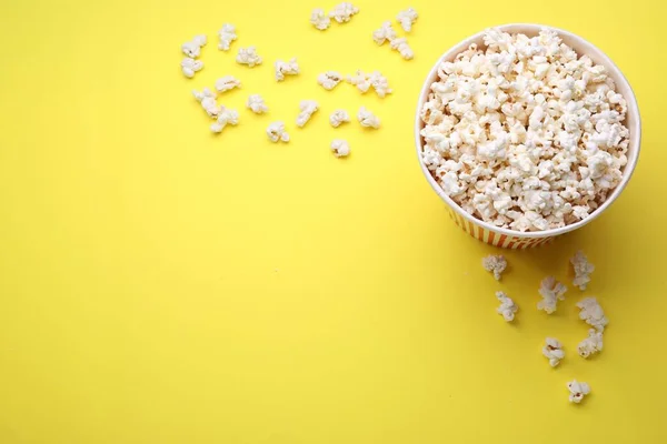 Papiereimer Mit Leckerem Popcorn Auf Gelbem Hintergrund Flach Gelegt Raum — Stockfoto