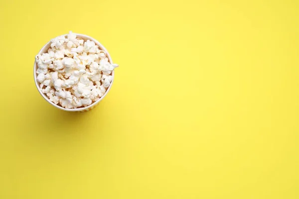Pappbecher Mit Leckerem Popcorn Auf Gelbem Hintergrund Ansicht Von Oben — Stockfoto