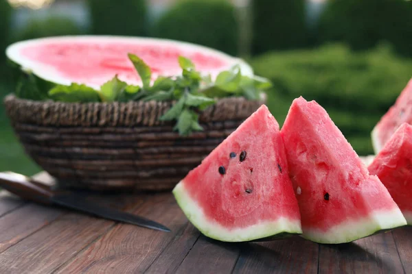 Lekkere Rijpe Watermeloen Houten Tafel Buiten Close Ruimte Voor Tekst — Stockfoto