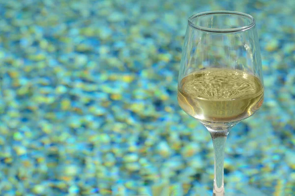 Ein Glas Leckeren Wein Der Nähe Des Swimmingpools Nahaufnahme Raum — Stockfoto
